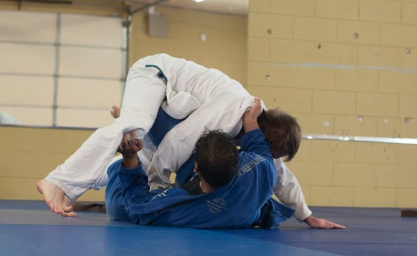 Comment les techniques de projection en Judo peuvent-elles améliorer les compétences en lutte?